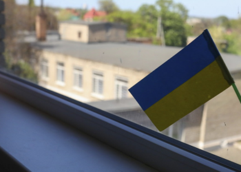 Катафалком вибиралися з війни: історія жінки, яка вивезла з пекла паралізовану подружку, трьох дітей, двох кішок й папугу