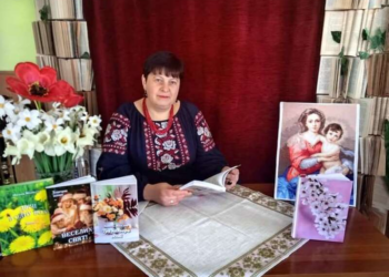 Переселенка з Луганщини дивує своєю творчістю ярмолинчан і чекає єдиного сина з війни