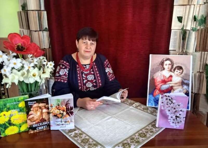 Переселенка з Луганщини дивує своєю творчістю ярмолинчан і чекає єдиного сина з війни