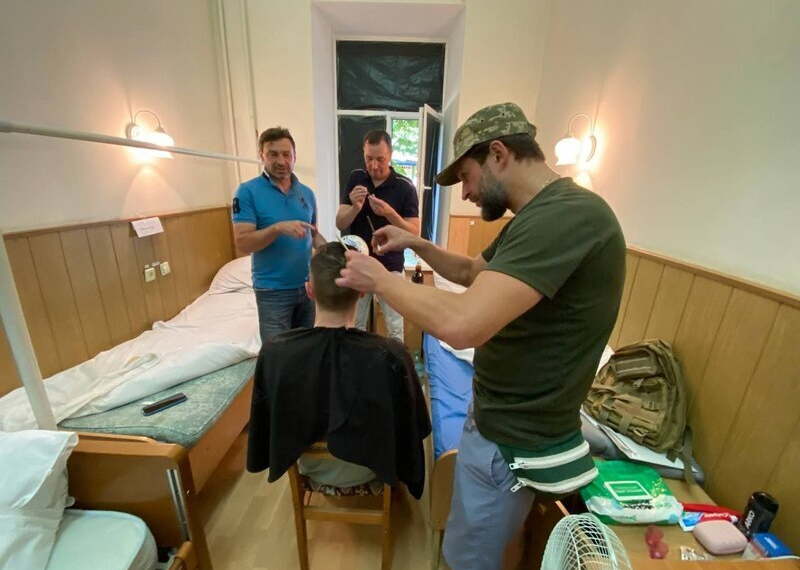 Киянин Максим Нестеров стриже та голить поранених бійців у шпиталях