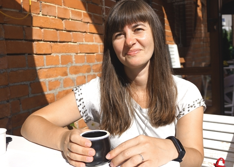 Ляльки у формі та зайці у вишиванках: як хмельничанка Катерина Дзендзюр створює особливі іграшки