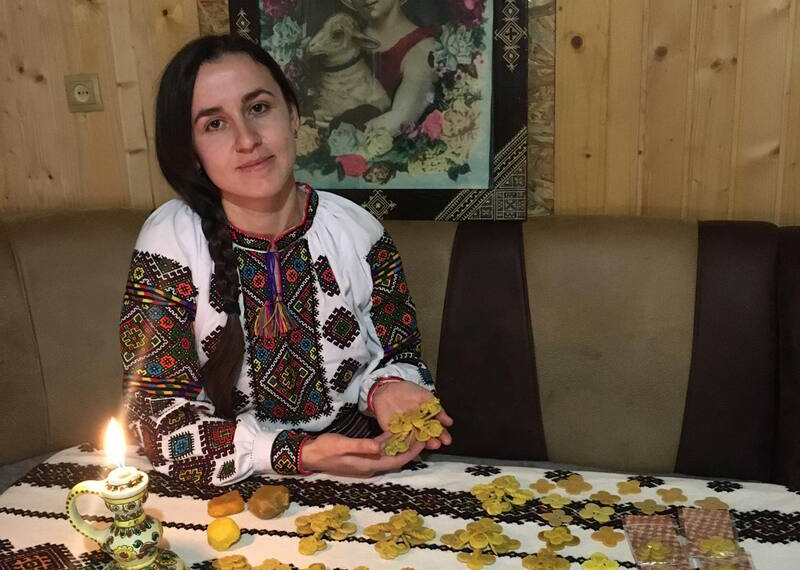 «Через мої руки просто діє Бог»: як мешканка Івано-Франківщини створює обереги