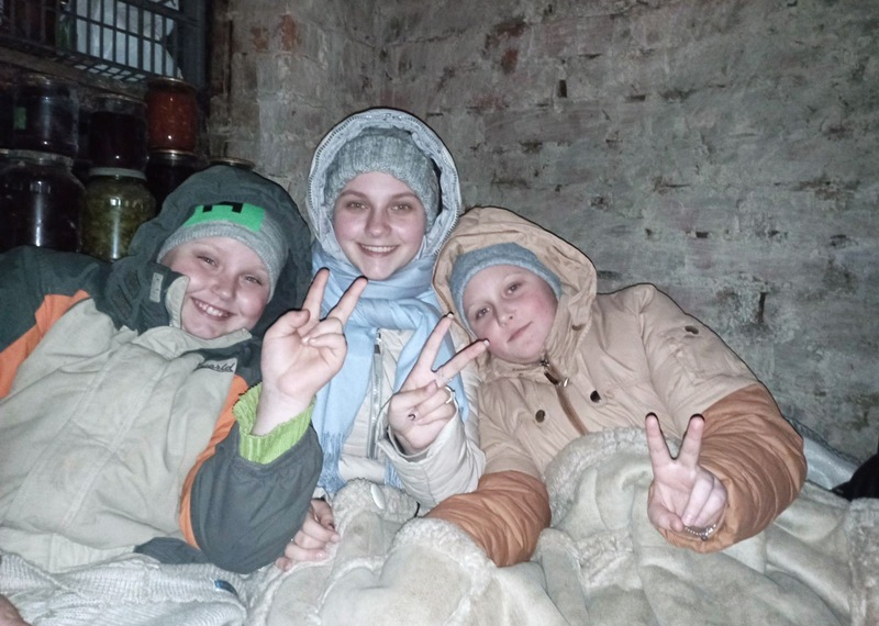 Родина Гриненків з дітьми однією з останніх покинула своє село: історія родини, яка рятувалася від обстрілів