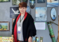 Вчителька географії розписує залишки зброї