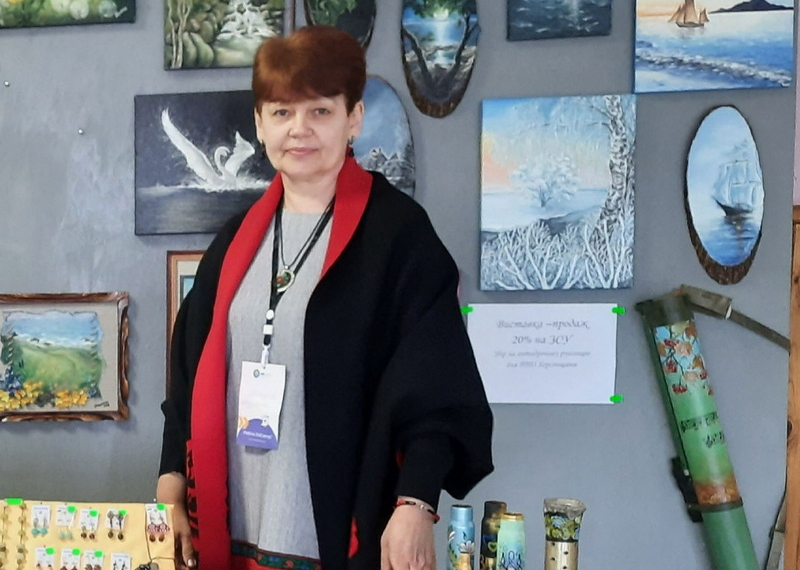 Вчителька географії розписує залишки зброї