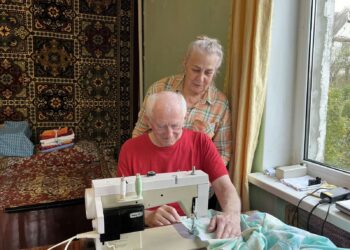 Подружжя пенсіонерів з Луганщини шиє одяг для військових