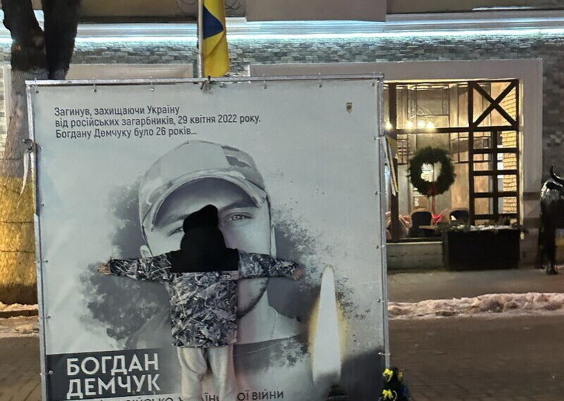 Двох синів з війни чекає жінка з Ярмолинеччини: одного, щоб похоронити, іншого – обійняти з полону