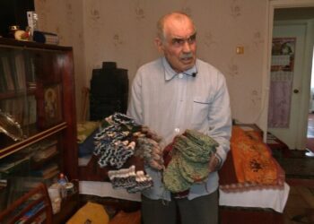 Пенсіонер передав українським бійцям понад сотню виплетених ним шкарпеток