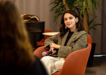 «Ми врятувались. Повертатись нікуди» – дівчина з Маріуполя створила власний проєкт і допомагає військовим