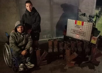 Коли нема металу, Іван з рідними і знайомими виготовляють окопні свічки. А також планують плести маскувальні сітки