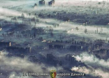 Олена пообіцяла собі, що обов’язково повернеться додому після відновлення рідного Бахмуту. Фото: Служби зв'язків з громадськістю 24-ї окремої механізованої бригади імені короля Данила
