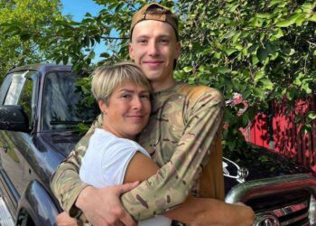 «Наші з сином останні обійми», – каже осиротіла ненька. Фот з домашнього архіву.