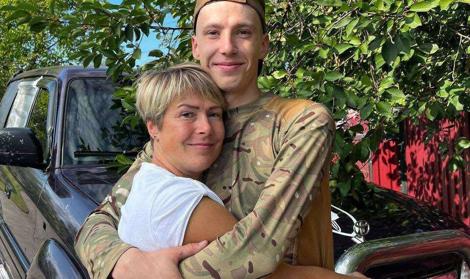 «Наші з сином останні обійми», – каже осиротіла ненька. Фот з домашнього архіву.