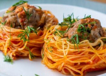 Гнізда зі спагеті з фаршем, сиром та помідорами