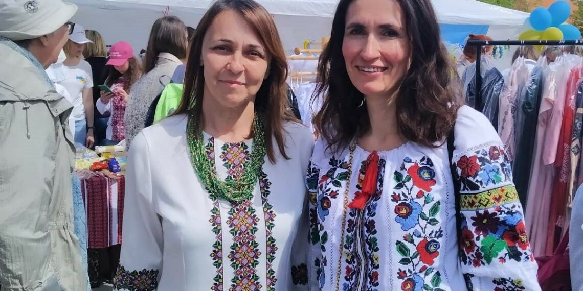 Оксана Кілафли (ліворуч) на ярмарку в Данії з українкою, яка там живе і працює. Фото з архіву Оксани Кілафли.