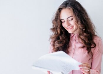 Жінка повернулась додому і відшукала листи, написані Борисом, коли він був студентом. Вона зберігала їх, бо весь час відчувала провину перед хлопцем, чиїми почуттями знехтувала, не розібравшись у них. Фото: br.freepik.com