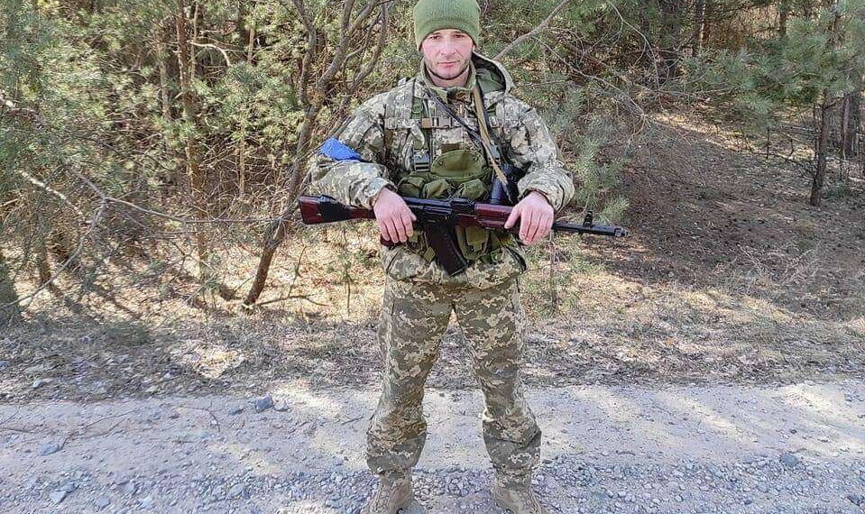 У схроні, який викопав Андрій, вже після його загибелі побратими знайшли стопочку образків, молитовник та Біблію… Фото: з родинного архіву.