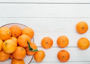 Солодкі плоди розсипалися далеко по асфальту, немов поспішали до хворого онука, який так їх любить. Фото: st4.depositphotos.com