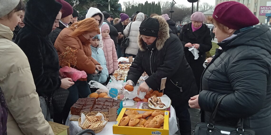 На фото: Щоб зібрати донати на ЗСУ, працівники бібліотеки влаштовували ярмарки, на яких продавали власноруч приготовані смаколики. Фото: надане волонтерами.
