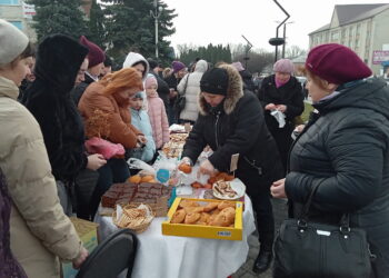 На фото: Щоб зібрати донати на ЗСУ, працівники бібліотеки влаштовували ярмарки, на яких продавали власноруч приготовані смаколики. Фото: надане волонтерами.