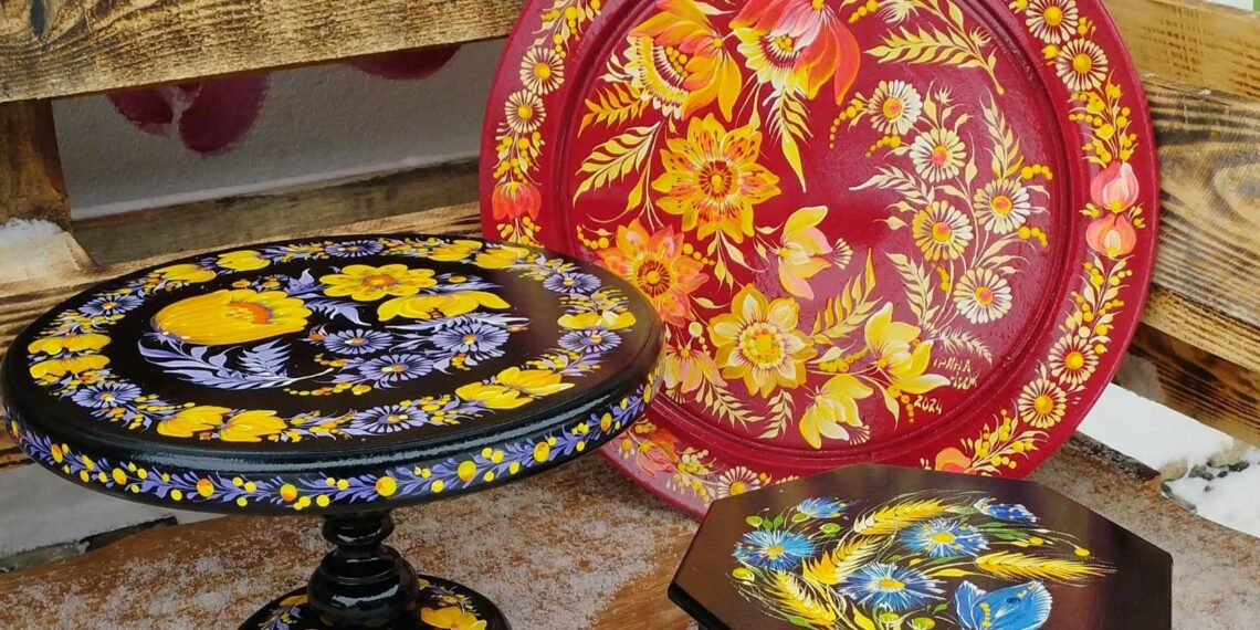 В доробку художниці – підсвічники, дощечки, столики, скриньки, вазочки, тарелі, одяг. А віднедавна Ірина почала малювати портрети. Фото автора.