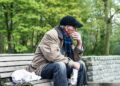 Валер’ян довго блукав осіннім парком. Нарешті, побачивши лавочку, присів, поринувши у спогади. Фото: media.istockphoto.com