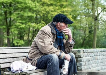 Валер’ян довго блукав осіннім парком. Нарешті, побачивши лавочку, присів, поринувши у спогади. Фото: media.istockphoto.com