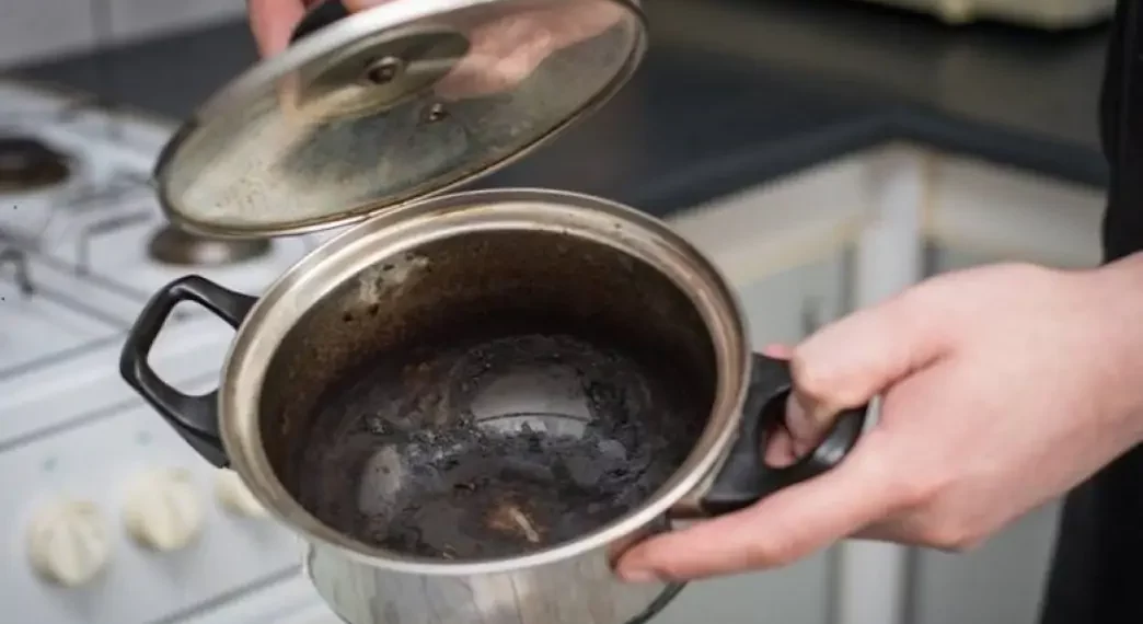 Позбутися плям на нержавіючому посуді