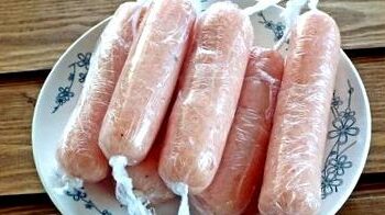 Ковбаски у харчовій плівці. Фото: ua.koshachek.com