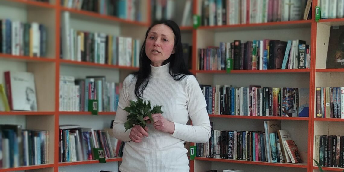 «Найпопулярніша страва з кропиви – борщ, але приготувати з цієї рослини можна багато смачного», – каже травниця Вікторія Писана. Фото автора.