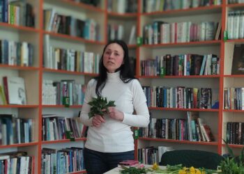 «Найпопулярніша страва з кропиви – борщ, але приготувати з цієї рослини можна багато смачного», – каже травниця Вікторія Писана. Фото автора.