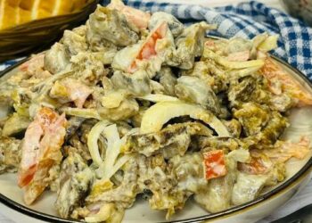 Салат з курячою печінкою та грибами. Фото: food.obozrevatel.com