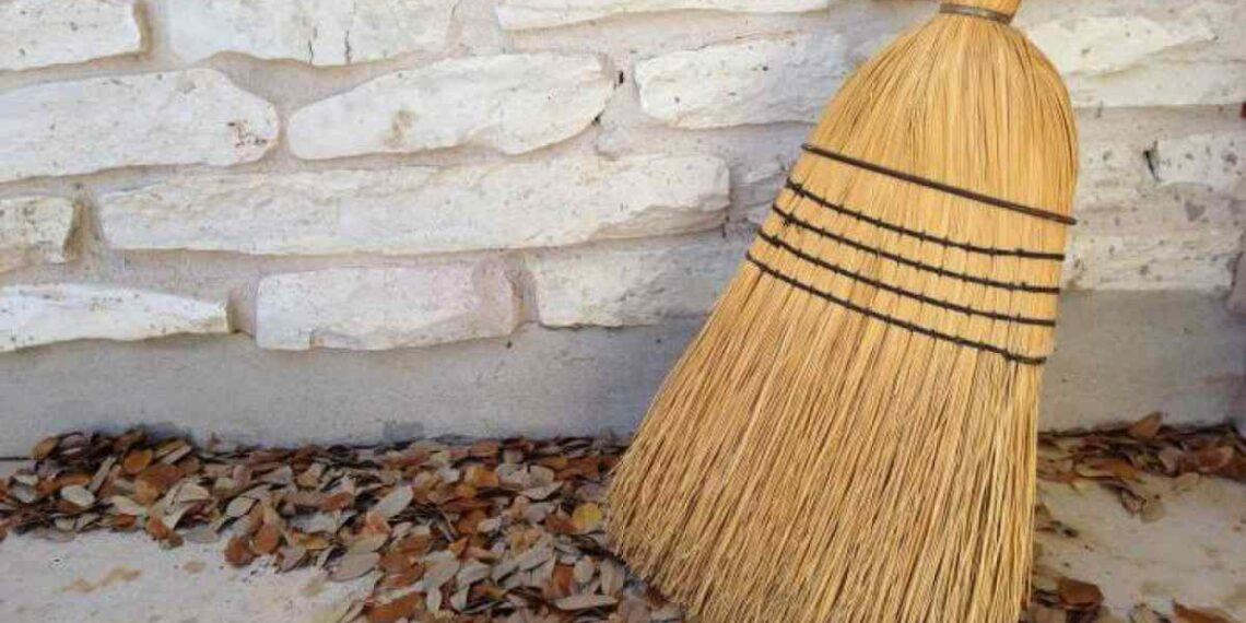 Віник в домі: прикмети й перестороги