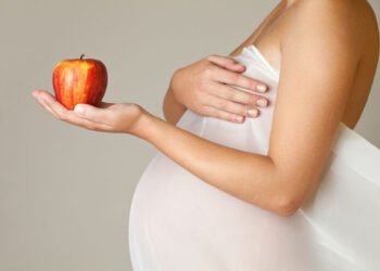 Тепер Ніка збирає біля хати папірки на компот, поглядає на свій округлий живіт і тішиться, що в неї незабаром народиться маленький українець, а мо’ й україночка. Різниці немає. У цьому немає. Фото: harchi.info