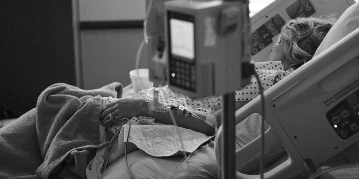 Прикутий до лікарняного ліжка, він все чекав, коли з'явиться донька. Фото: pixabay.com