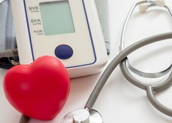 Щоб контролювати артеріальний тиск, варто придбати тонометр. Краще обирати напівавтоматичні та автоматичні моделі. Фото: osovskacardio.vn.ua