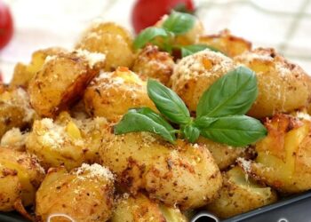 Молода картопля хрустка в духовці. Фото: i.ytimg.com