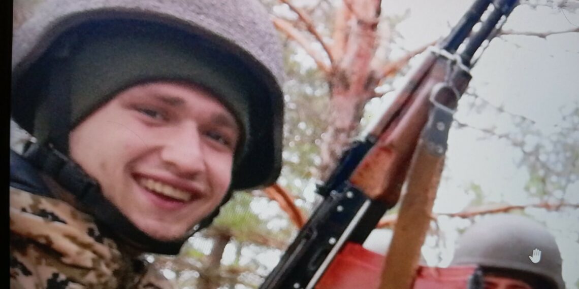 Війна забрала у матері єдиного сина. Фото з сімейного архіву.