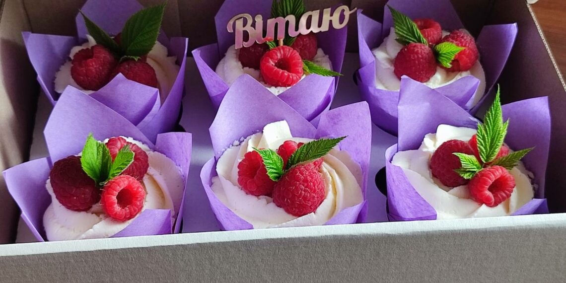 Майстриня-кондитер Наталія Сільчук і її солодкі шедеври. Фото з архіву Наталії Сільчук.