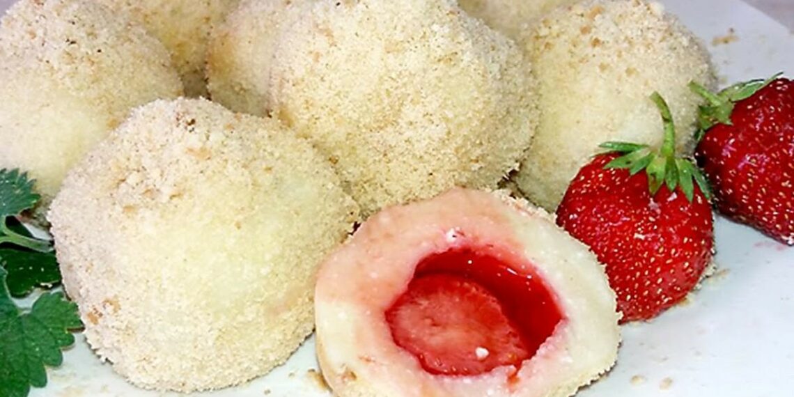 Сирні кульки з полуницею. Фото: cdn.lenta.com.ua