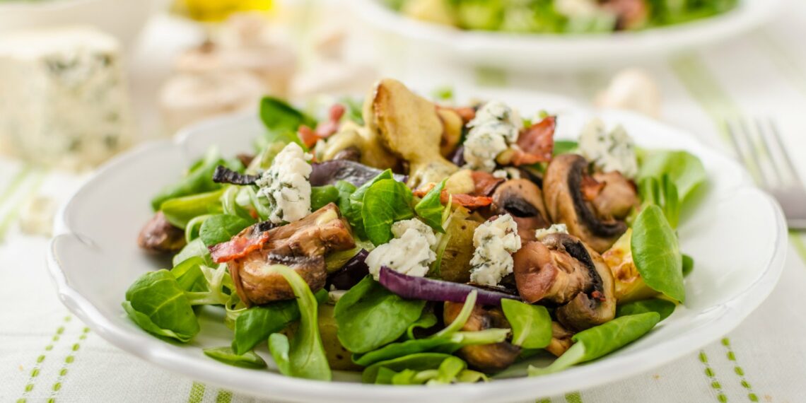 Теплий салат з молодою картоплею. Фото: shuba.life