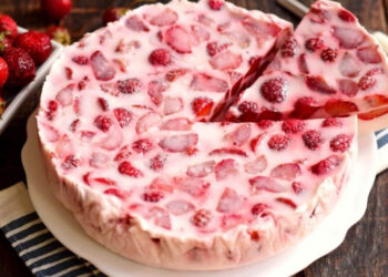 Полуничний торт без випічки. Фото:filizhankakavu.com