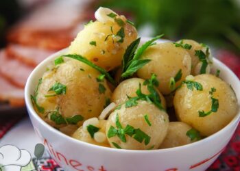 Молода картопля з цибулею і м’ятою. Фото: guslyanka.com