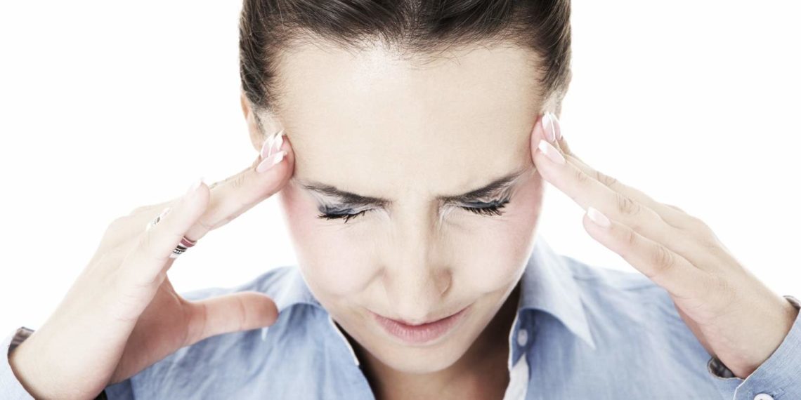 Якщо головний біль поєднаний з високою температурою тіла, є інші ознаки зневоднення, слід звернутися по невідкладну допомогу. Фото: ortosalon.ua