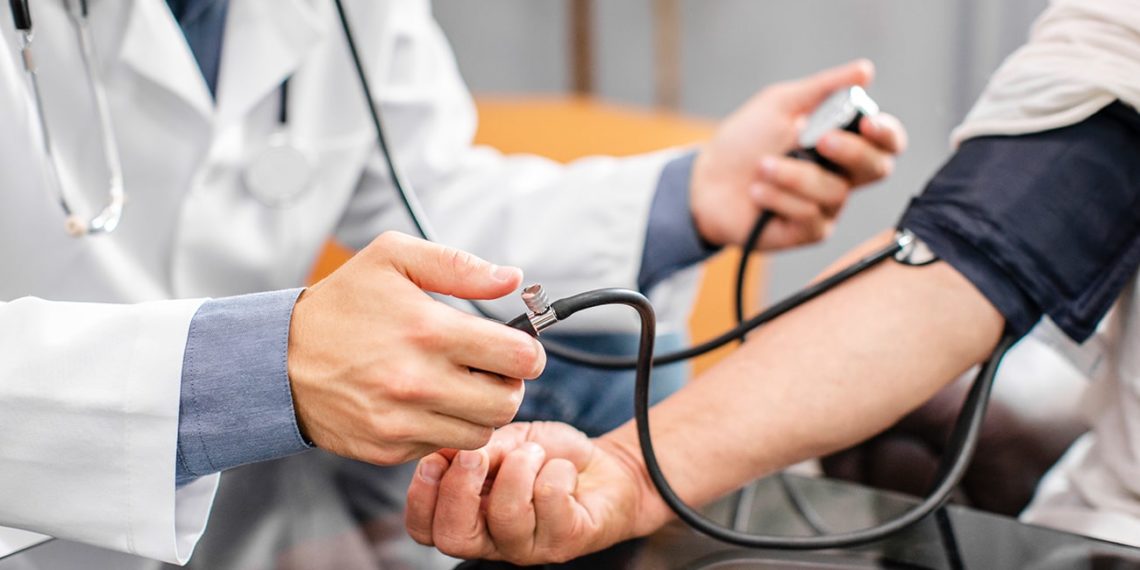 Найчастіше гіпертонічний криз розвивається у людей зі стійким підвищенням артеріального тиску. Фото: homedoctor.com.ua