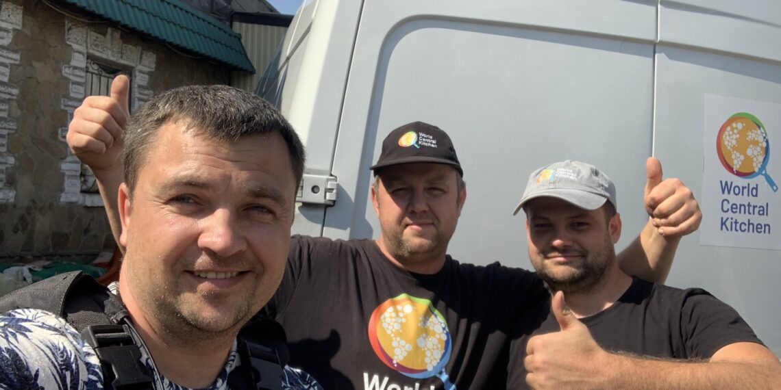 Ігор Зелений разом із волонтерами возить на Донеччину найнеобхідніше