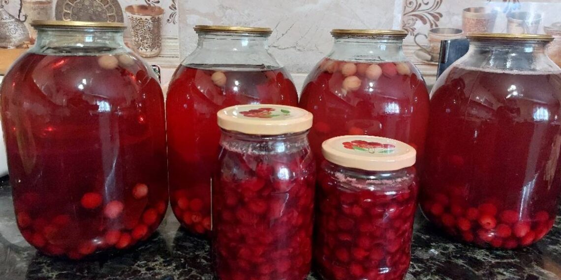 Компот з вишні з малиною і м’ятою. Фото: img-global.cpcdn.com