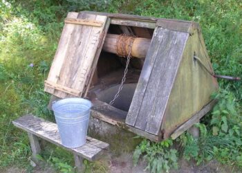 Вода в криниці може бути насичена нітратами, залізом, забруднена пестицидами чи хвороботворними бактеріями. Фото: viche.ck.ua