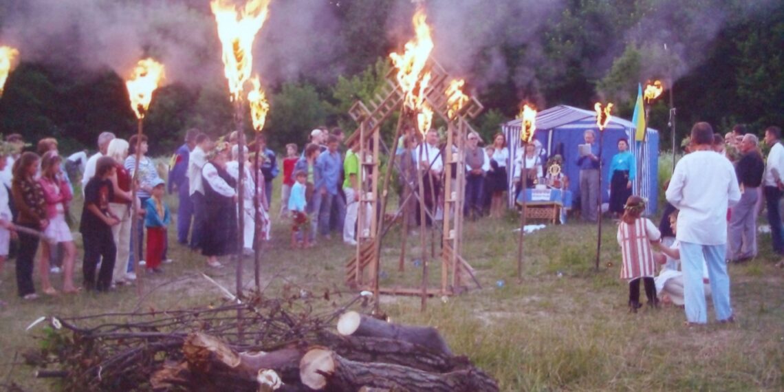 Перші писемні згадки про свято Купала в Україні є у Волинському (1262 рік) і Густинському (приблизно 1620 рік) літописах, «Синопсисі» (1674 рік). Фото з архіву Віхора Кошуби