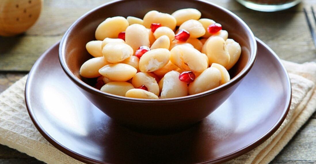 Якщо квасолю не замочували, то воду, в якій вона вариться, після закипання краще злити і знову залити чистою водою. Фото: smachnonews.24tv.ua